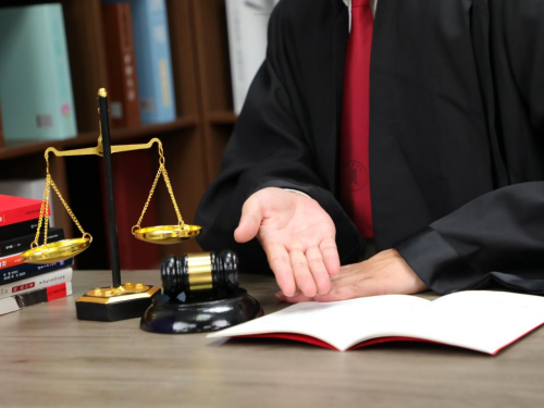 财务高管遭就职公司起诉索赔200万，冠领律师代理应诉驳回对方天价诉求-2