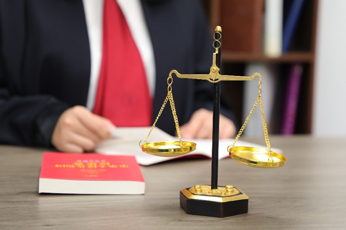 员工卷入公司暴力催收风波被刑拘,冠领律师界定行为性质助其取保候审 员工卷入公司暴力催收风波被刑拘,冠领律师界定行为性质助其取保候审