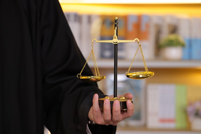 错信扶贫项目不慎被卷入刑事案件,冠领律师分阶段辩护,助女子成功出罪 错信扶贫项目不慎被卷入刑事案件,冠领律师分阶段辩护,助女子成功出罪